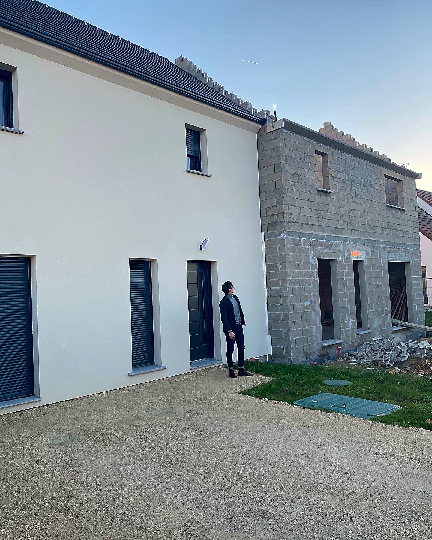 Mathieu Teixeira devant des maisons qu'il a accompagnées